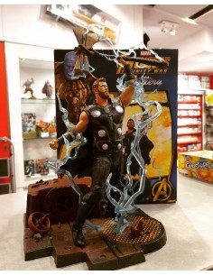 Figura Thor con Stormbreaker 32 cms 2