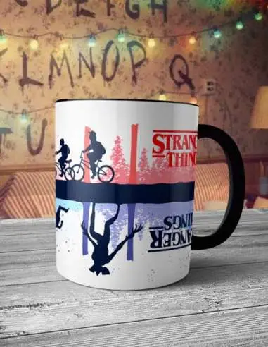 Taza Stranger Things personajes bicis...