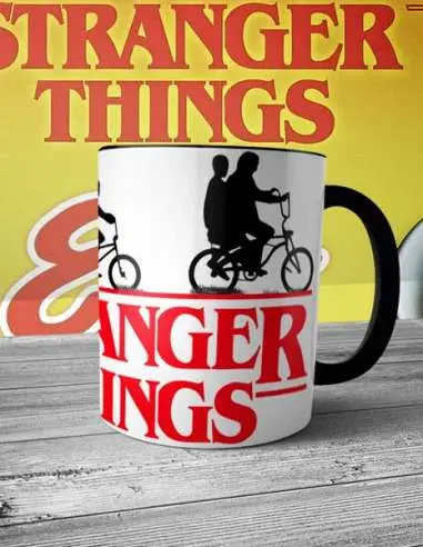 Taza Stranger Things personajes bicis